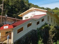 The Railway Hotel  ����R �Q�w�S���̊O�ώʐ^