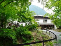 本物の大自然に囲まれた露天風呂のある宿　谷津川館の外観写真