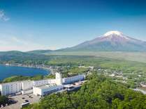 富士山と湖を望むリゾート ホテルマウント富士の写真