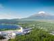 富士山と湖を望むリゾート ホテルマウント富士の写真