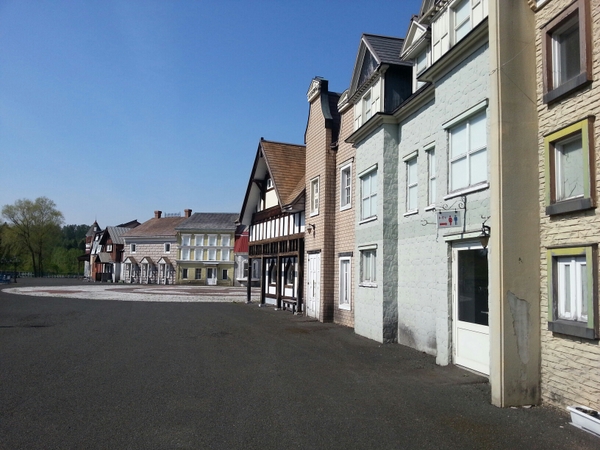 �J�i�f�B�A�����[���h