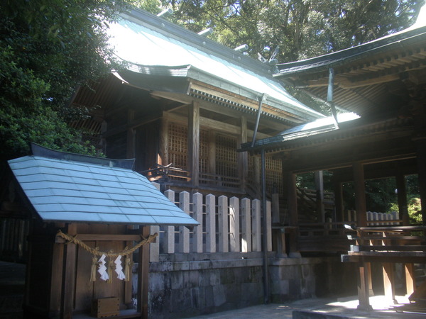 �Βj���̐_��