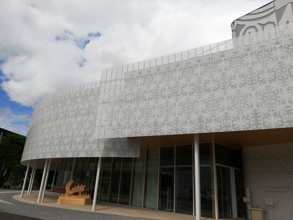 �\�����s������