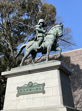 �R����L��