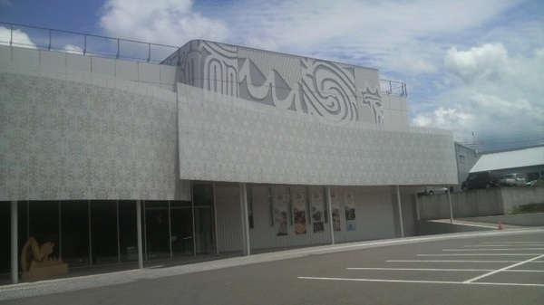 �\�����s������