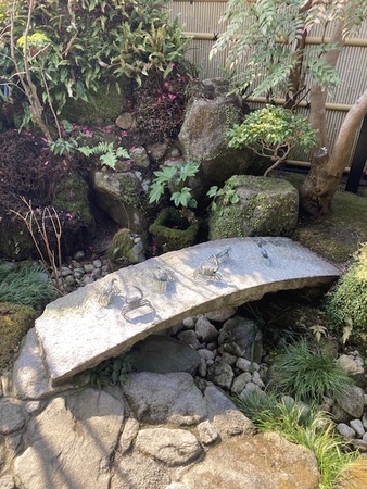 �~���}��