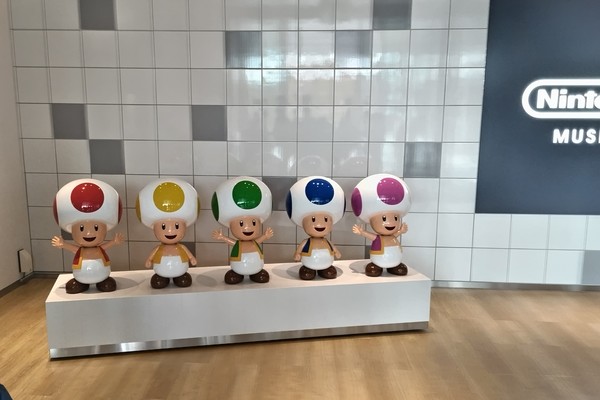 �j���e���h�[�~���[�W�A��