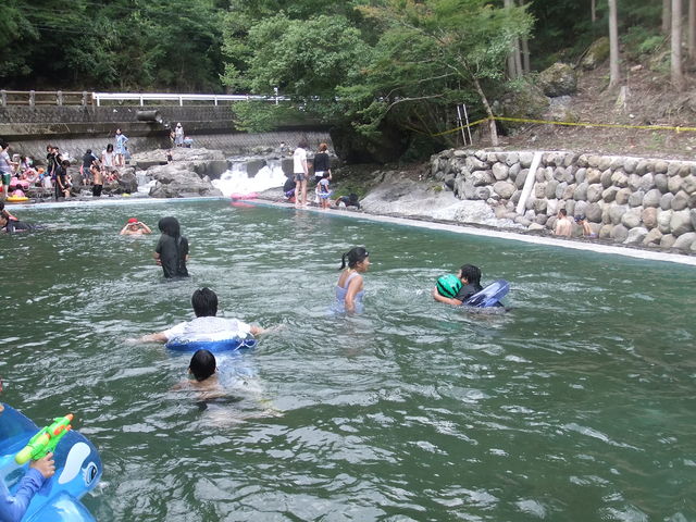 ��l�̍����炢�̐[���Ō��\�L�߂̃v�[���ł��B���Ɋ���䂪�S����܂��B_���ƂƂ��̗�