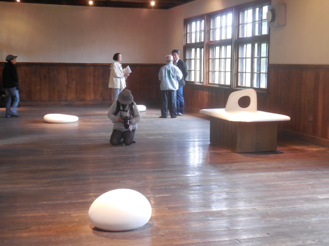 �����ɂۂ�ƒu���ꂽ�_�`���E�̗��̂悤�ȍ�i�A�嗝�΂ō���Ă���A�v�킸�G��Ă݂����Ȃ�_���c���������p�� �A���e�s�A�b�c�@���S