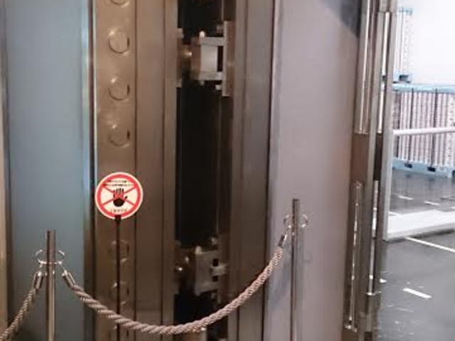 ���ɂ̔��̌��݂�������_���{��s�����M�x�X���Z������