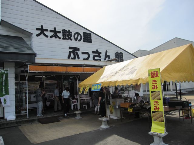 2014�N8��13���B�e�j
���̉w�������u�Ԃ�����فv�O�u�ԁi�����j���݁v�̔�_���̉w �����̂� ���E��̑呾�ۂ̗�