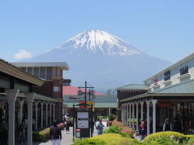 場内から見る優雅な富士山_御殿場プレミアム・アウトレット