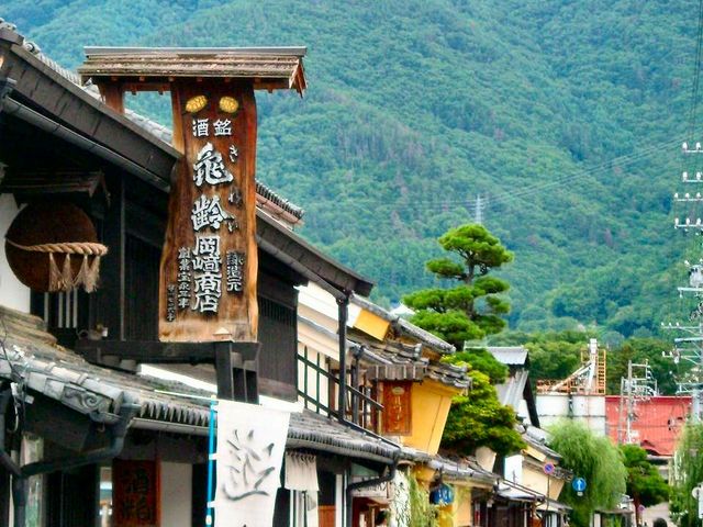柳町の「岡崎酒造」。
背景の山は、地元に愛されている「太郎山」。_北国街道