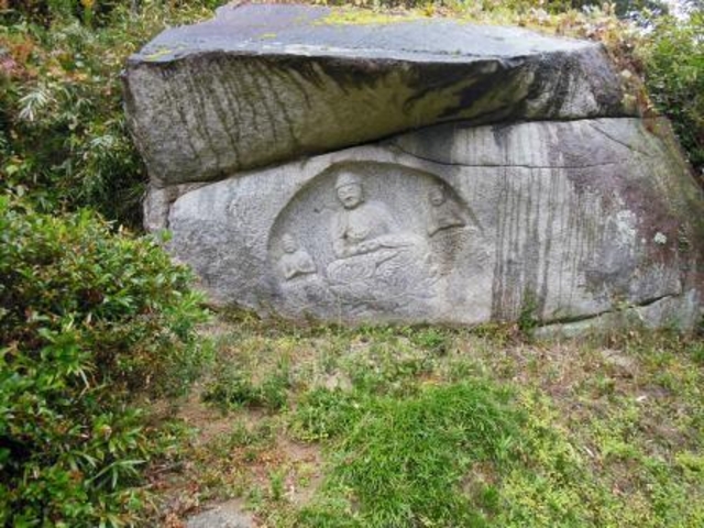 当尾石仏群］わらい仏（阿弥陀三尊磨崖仏）】アクセス・営業時間・料金