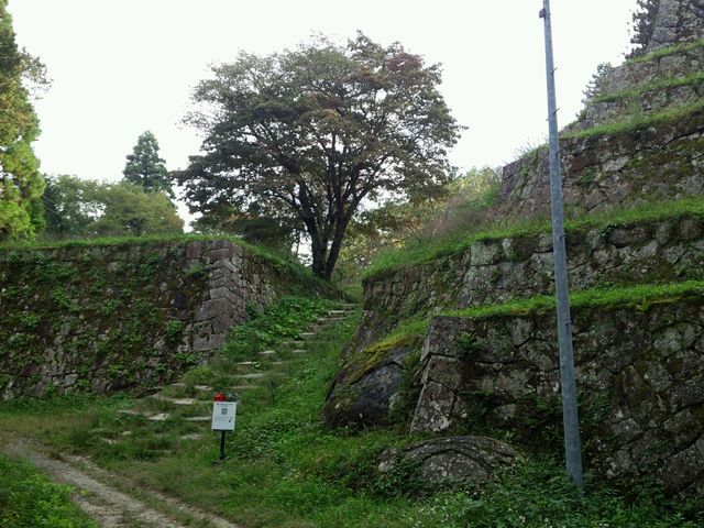 �Z�i�ς݂̐Ί_�B_�⑺���