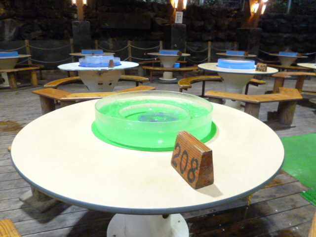 �e�[�u���ɐݒu����Ă���A���������߂�̋@�B�́A�q�����Ȃ��Ă��S�ĉ���Ă܂��B_���D������