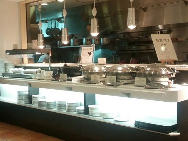 �ڂ̑O�ō���Ă���܂�_�����z�e�����o���g����