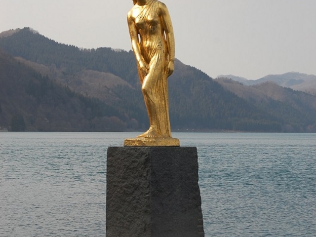 金色の女性像の彫刻 約137cm たつこ像 – 田沢湖の観光ガイド | 360@旅行ナビ