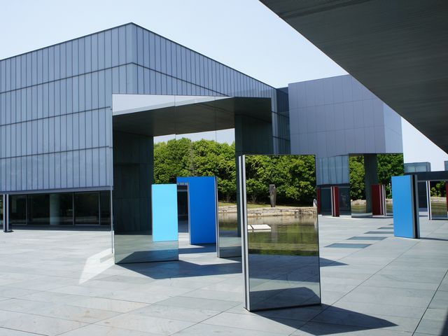 GgX̊OɁAsvcȋ̃mX񗧂Ă܂B_Lcsp