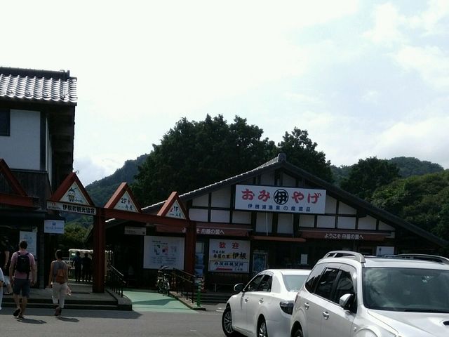 ���y�Y������_���̉w�M���̗��ɍ�