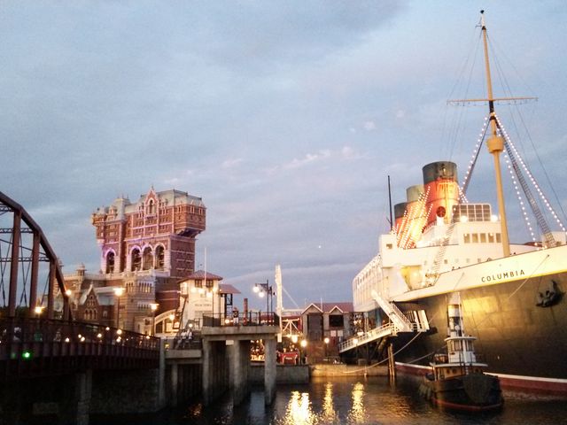 S.S.�R�����r�A���ƃ^���[�E�I�u�E�e���[_�����f�B�Y�j�[�V�[(R)