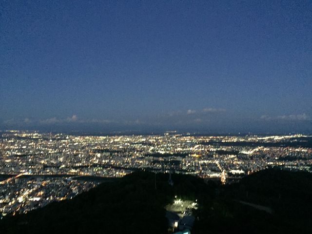 ���낢��ȏꏊ����l�X�ȕ����ɖ�i���L����܂��B_������R���[�v�E�F�C