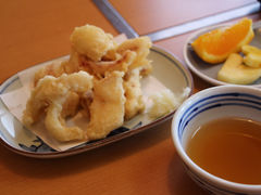 活け造りを食べたあと、余ったゲソは焼くか天ぷらにしてもらえます。こちらは天ぷら。サックサクでした。_渚館きむら唐津茶屋