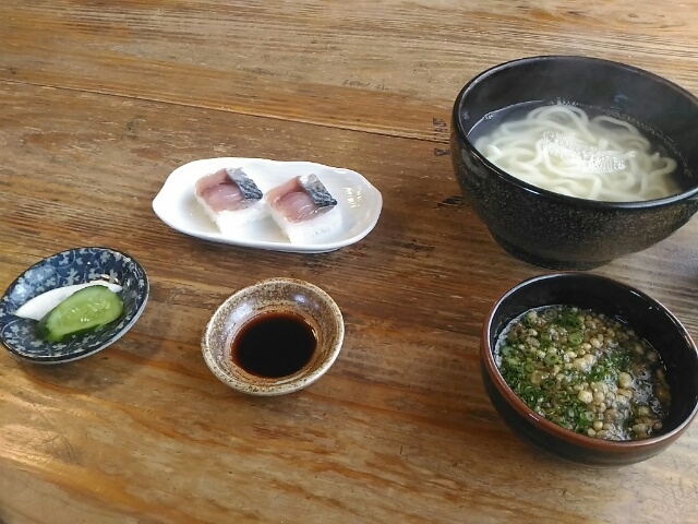 釜揚げうどん並 魚すし×2_釜揚うどん岩見