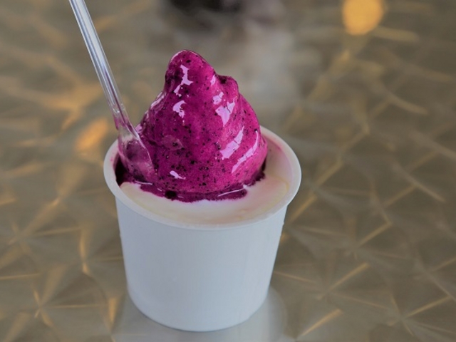 ЂƂ̃JbvɑIׂt[o[2ށBʐ^̓hSt[ciԁjƓijB_~~{