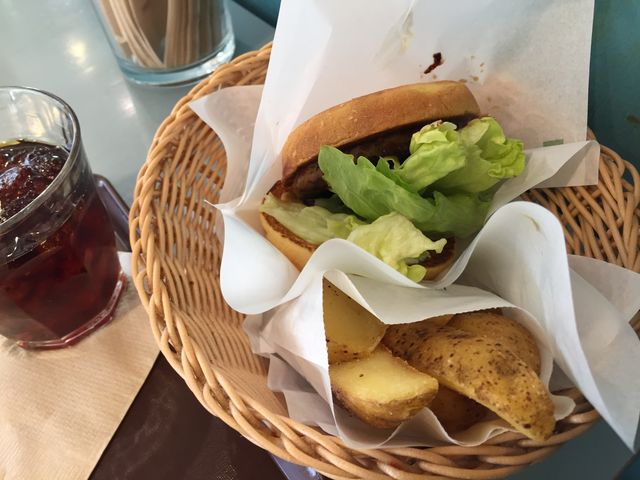 ƂĂo[K[ƃ|eg_tbVlXo[K[ O{ʂXiFRESHNESS BURGERj