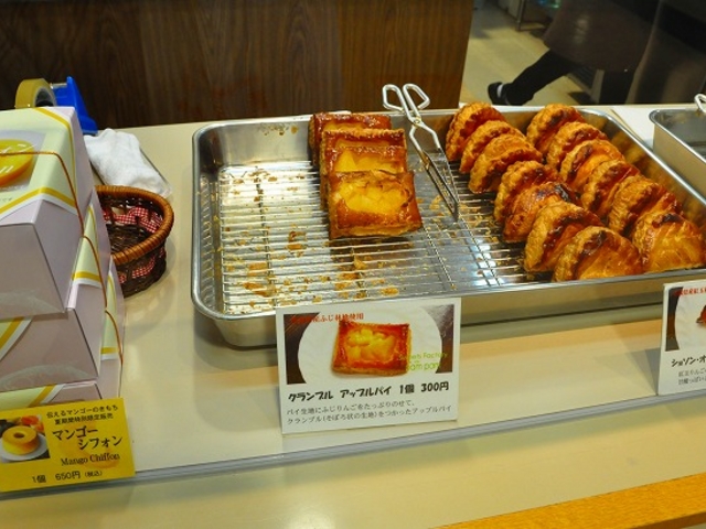焼きたてのりんごパイを堪能あれ_Sweets Factory pampam