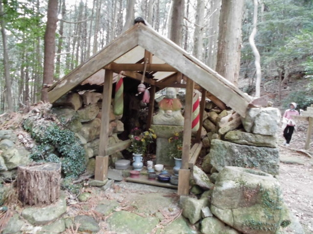 �ق��������̋߂��̐Ԃ��悾������������̂��n������B_�]�����Y��E���Y��