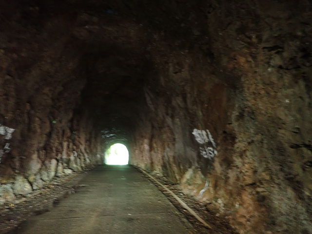 このような岩肌のトンネルが隣にあります_大釜の滝（徳島県那賀町）