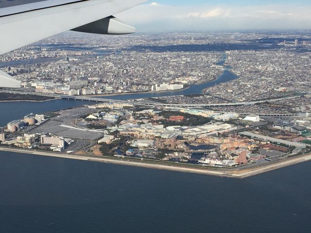 �H�c�֒������O�̔�s�@���猩���f�B�Y�j�[���]�[�g��сB�E�[�ɉY���s�^������_�Y���s�^������