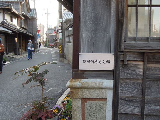 �͍�̒����݂̒��S_�ɐ��͍菤�l��