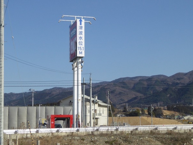 ��茧�E���O���c ���̉w�E���c�����܂��ɂ���K�\�����X�^���h�̊ŔE�Ôg����15.1m�̕\��_���̉w���c����