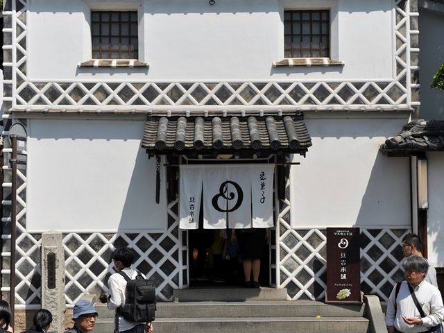 白壁、貼り瓦の伝統的外観_豆吉本舗 倉敷店