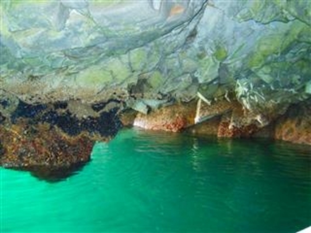 浄土ヶ浜「青の洞窟」内部。(海面に映る岩も綺麗だ)_青の洞窟