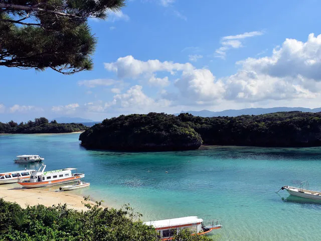 石垣島・川平湾のエメラルドグリーンの海