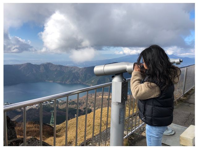 ���ʂɈ��m�΁A���̐�O���ɎO���t�߂̊X���݂�x�͘p�A�E��ɕx�m�R�A�������Ɍ������̊X���݂��]�߂܂��B_��P�x