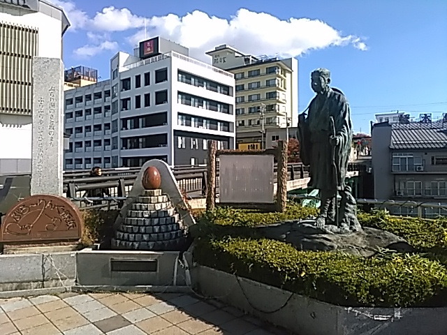 銅像の背景が、川の対岸の飯坂温泉の旅館街なので絵になります。_松尾芭蕉の銅像
