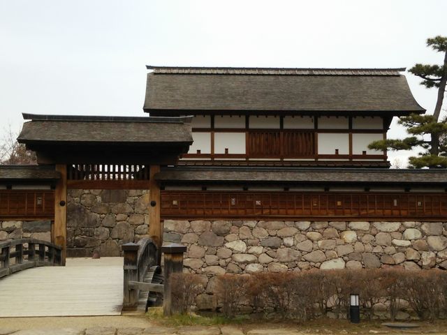 はるか彼方に雪山が見えました。_松代城跡