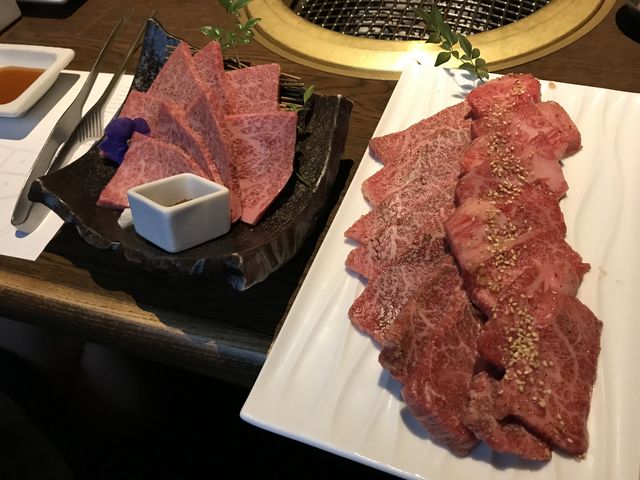 左 ざぶとん
右 上ロース 上カルビ_焼肉の龍園 小倉