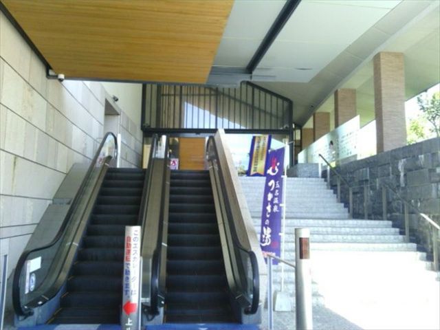 ���ʌ��ւɂ̓G���x�[�^�[�ƃG�X�J���[�^�[������܂�_�ʖ���������̓�