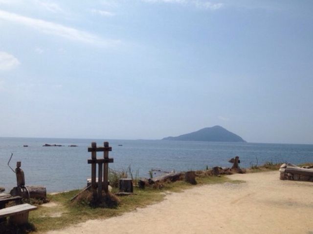 �ڂ̑O�͊C_�܂������̉��@�������u�H�[�Ƃ�����v