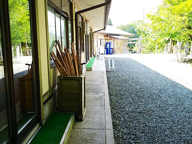 �Q�U���ɒu���ꂽ��_�����r�_��