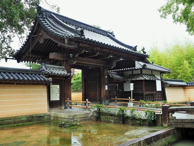 鐘楼を左に見ながら雨に打たれる唐門を入ると金閣寺の境内に_鹿苑寺(金閣寺)