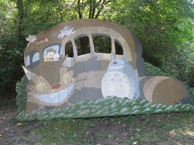 �߂��̐X�̒�_�ƂƂ�̃o�X��