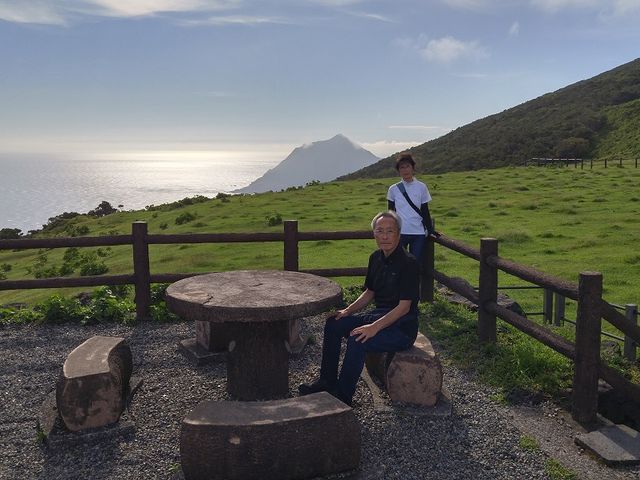 �ߌ�ɂȂ�Ɣ��䏬�����V���G�b�g�̂悤�Ɍ�����_����x�m�q��E�ӂꂠ���q��