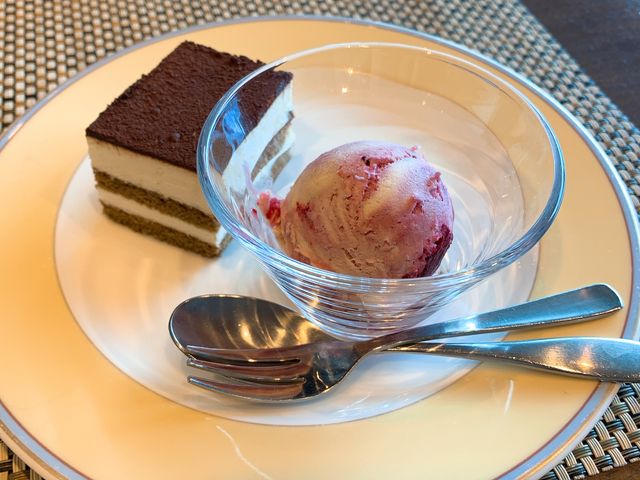 �e�B���~�X�ƃ��Y�x���[�̃A�C�X_�����G�N�Z���z�e�����}